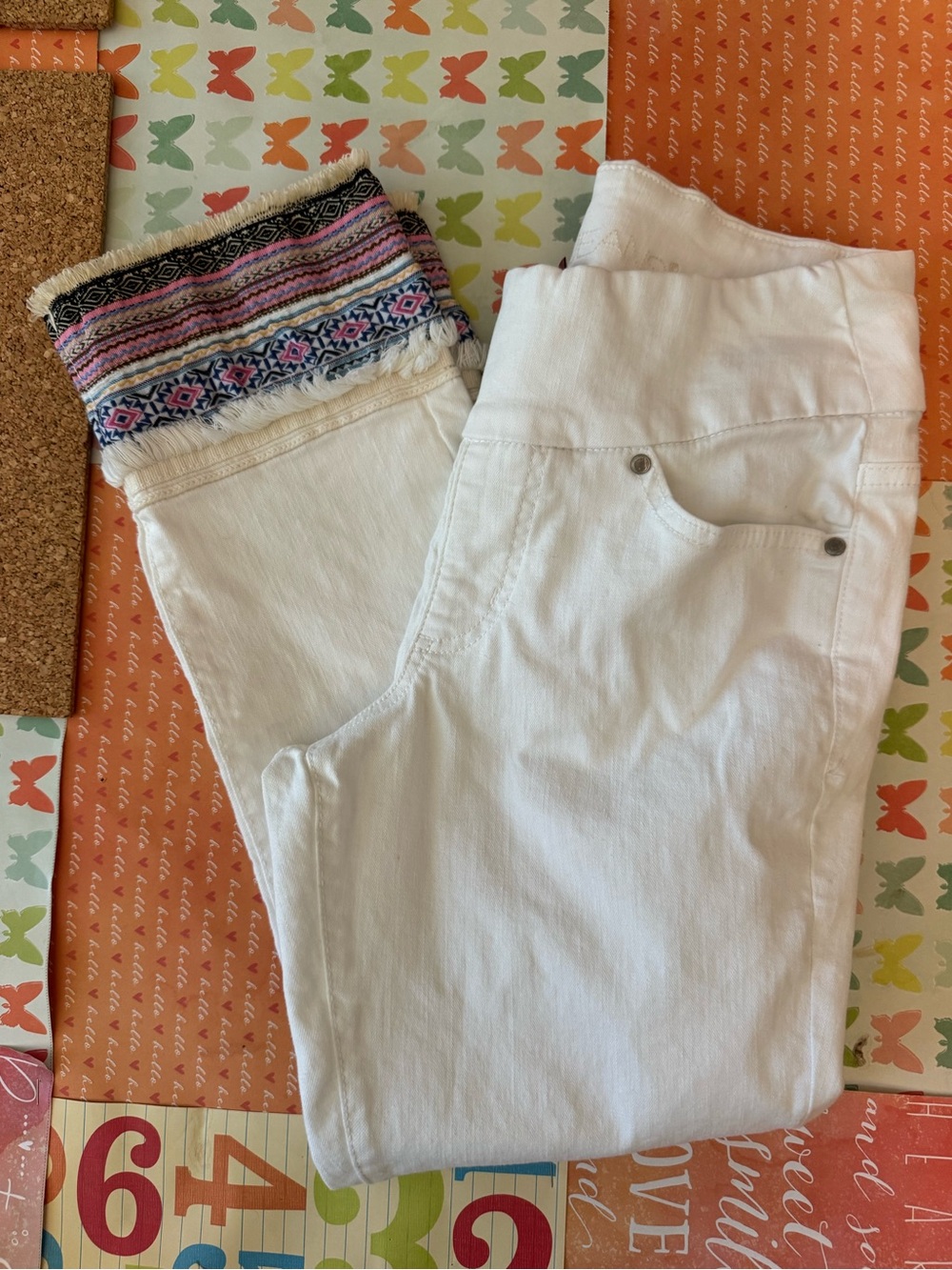 Jag Jeans White High Rise Cropped Ankle Jeans with Multicolor Embroidered Cuff